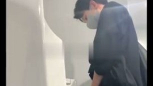 A male is pissing in the toilet 4.